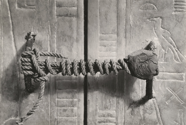 The_unbroken_seal_on_Tutankhamun’s_tomb,_1922